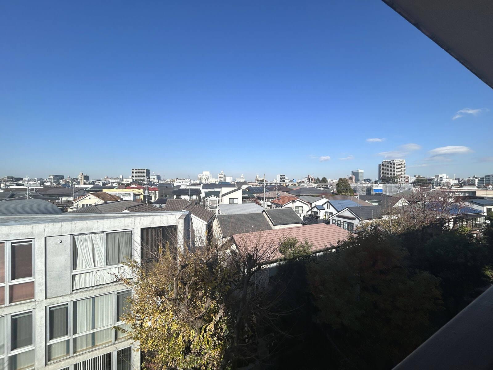 世田谷区駒沢の賃貸物件/北側は緑道に面しこちらも爽快な眺め！ 窓を開けると風が気持ちよく通り抜けます