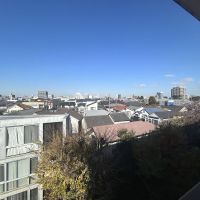 世田谷区駒沢の賃貸物件/北側は緑道に面しこちらも爽快な眺め！ 窓を開けると風が気持ちよく通り抜けます