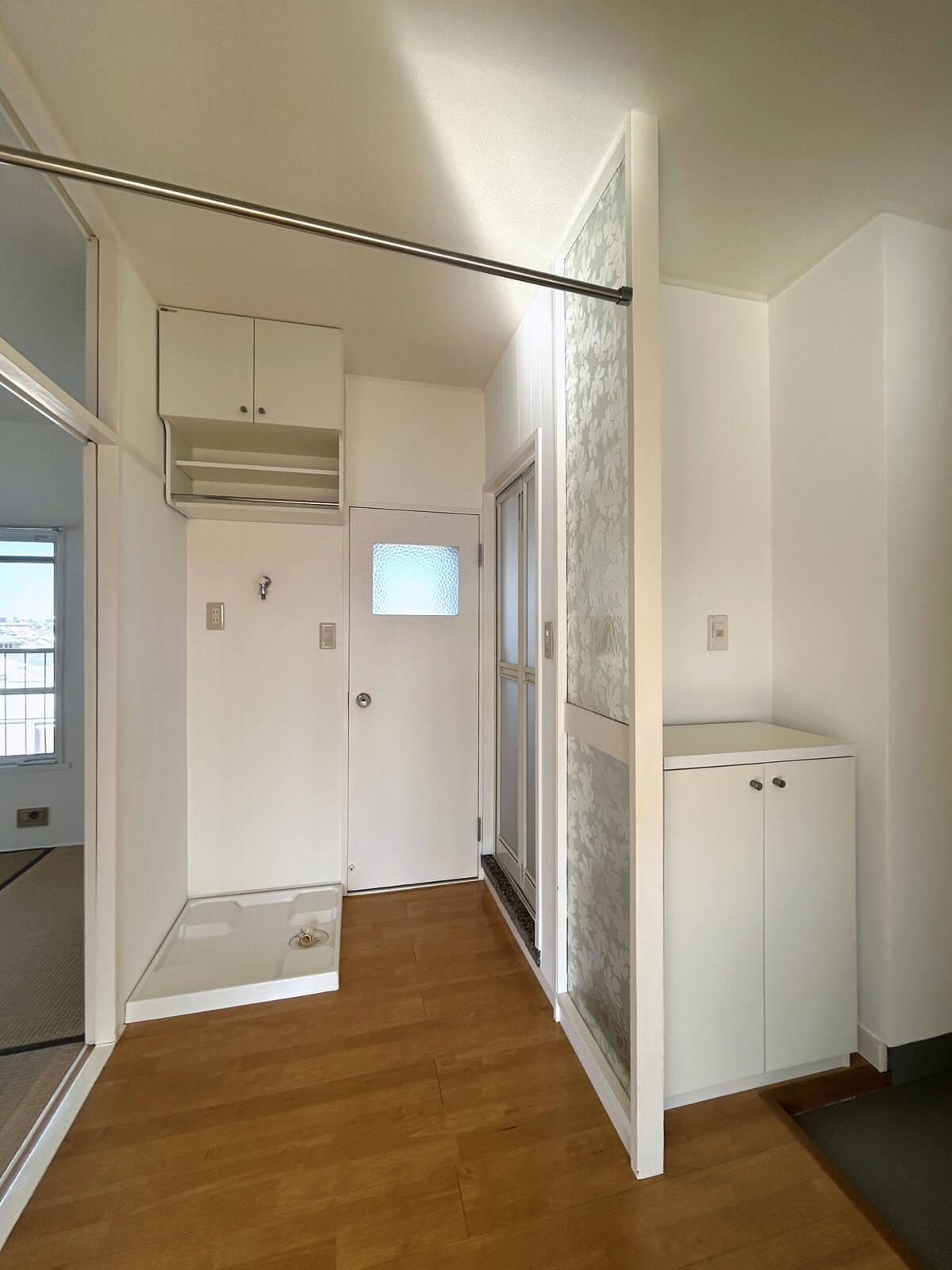 世田谷区駒沢の賃貸物件/正面がトイレで右側にお風呂場、脱衣の目隠し用にパイプが設置されています