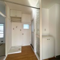 世田谷区駒沢の賃貸物件/正面がトイレで右側にお風呂場、脱衣の目隠し用にパイプが設置されています