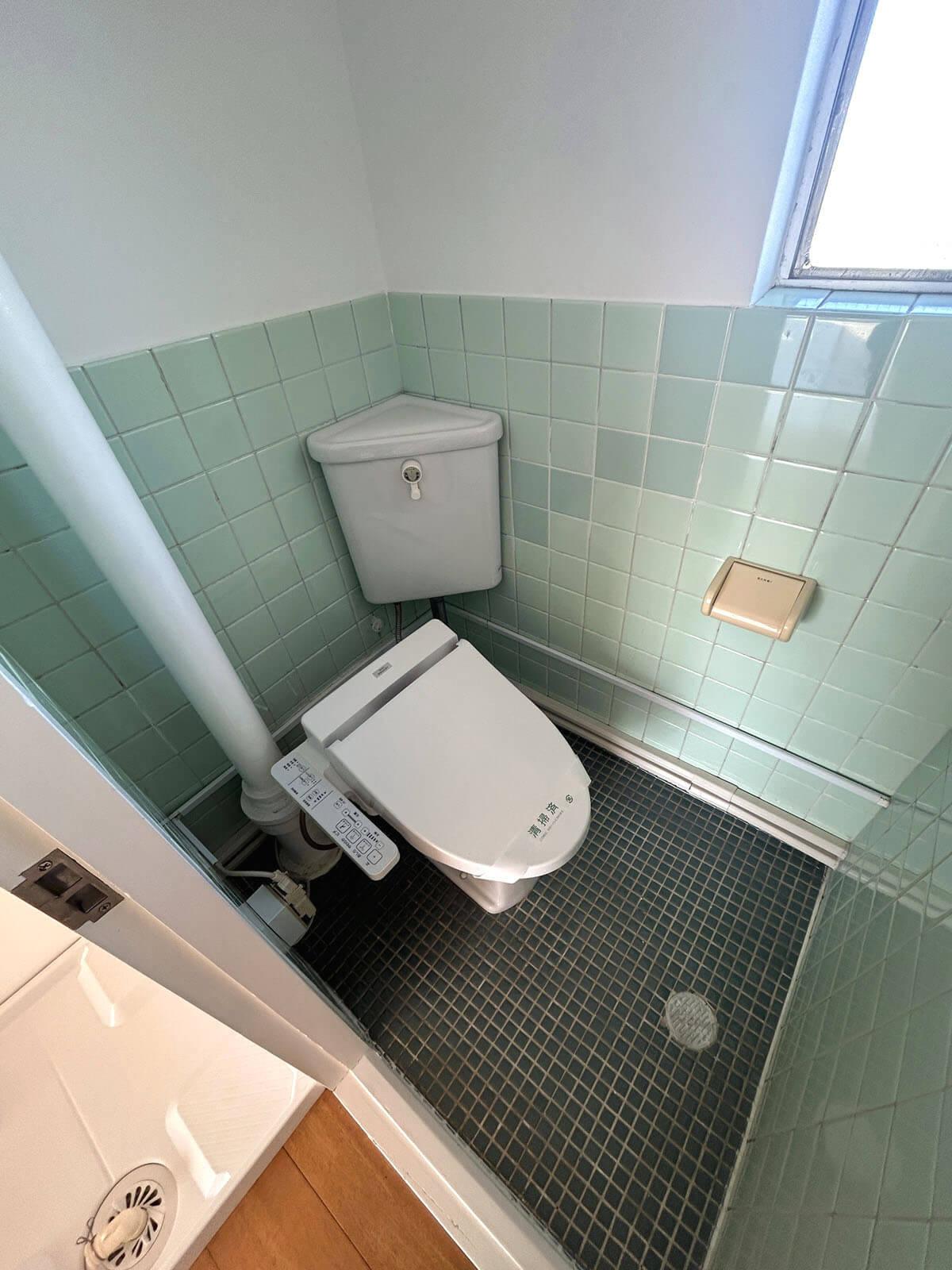 世田谷区駒沢の賃貸物件/足元までタイル張りのトイレ