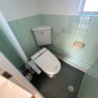 世田谷区駒沢の賃貸物件/足元までタイル張りのトイレ