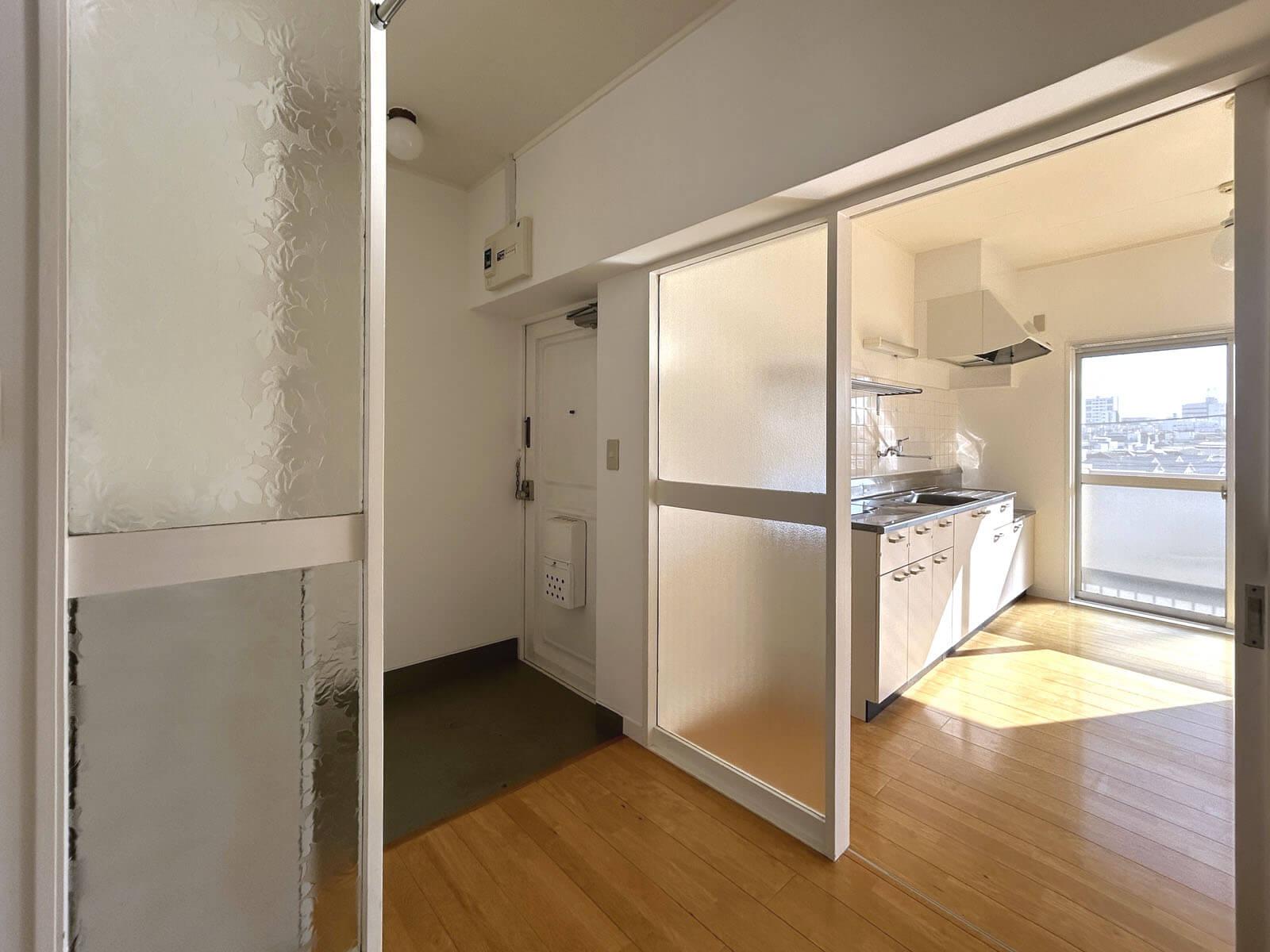 世田谷区駒沢の賃貸物件/玄関まわり仕切りにはレトロな型板ガラスがいまもなお