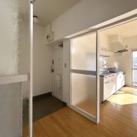 世田谷区駒沢の賃貸物件/玄関まわり仕切りにはレトロな型板ガラスがいまもなお