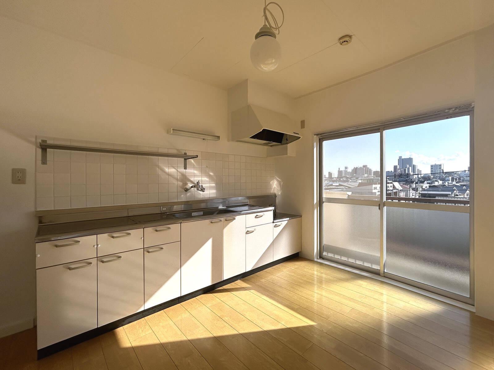 世田谷区駒沢の賃貸物件/キッチンは作業スペースが広くとれています