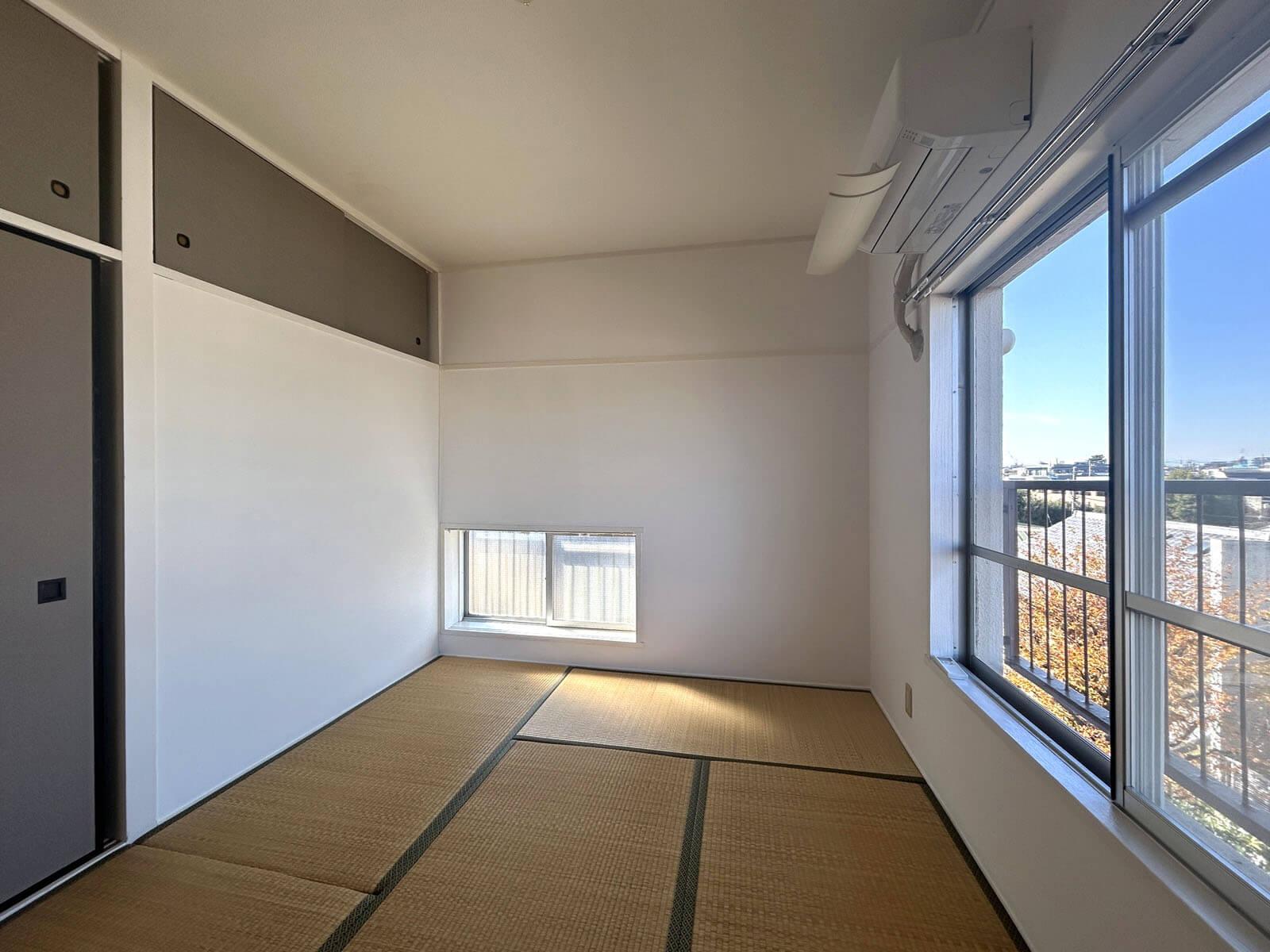 世田谷区駒沢の賃貸物件/北側の和室は落ち着きモード、角部屋で足元にも窓があります