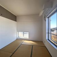 世田谷区駒沢の賃貸物件/北側の和室は落ち着きモード、角部屋で足元にも窓があります