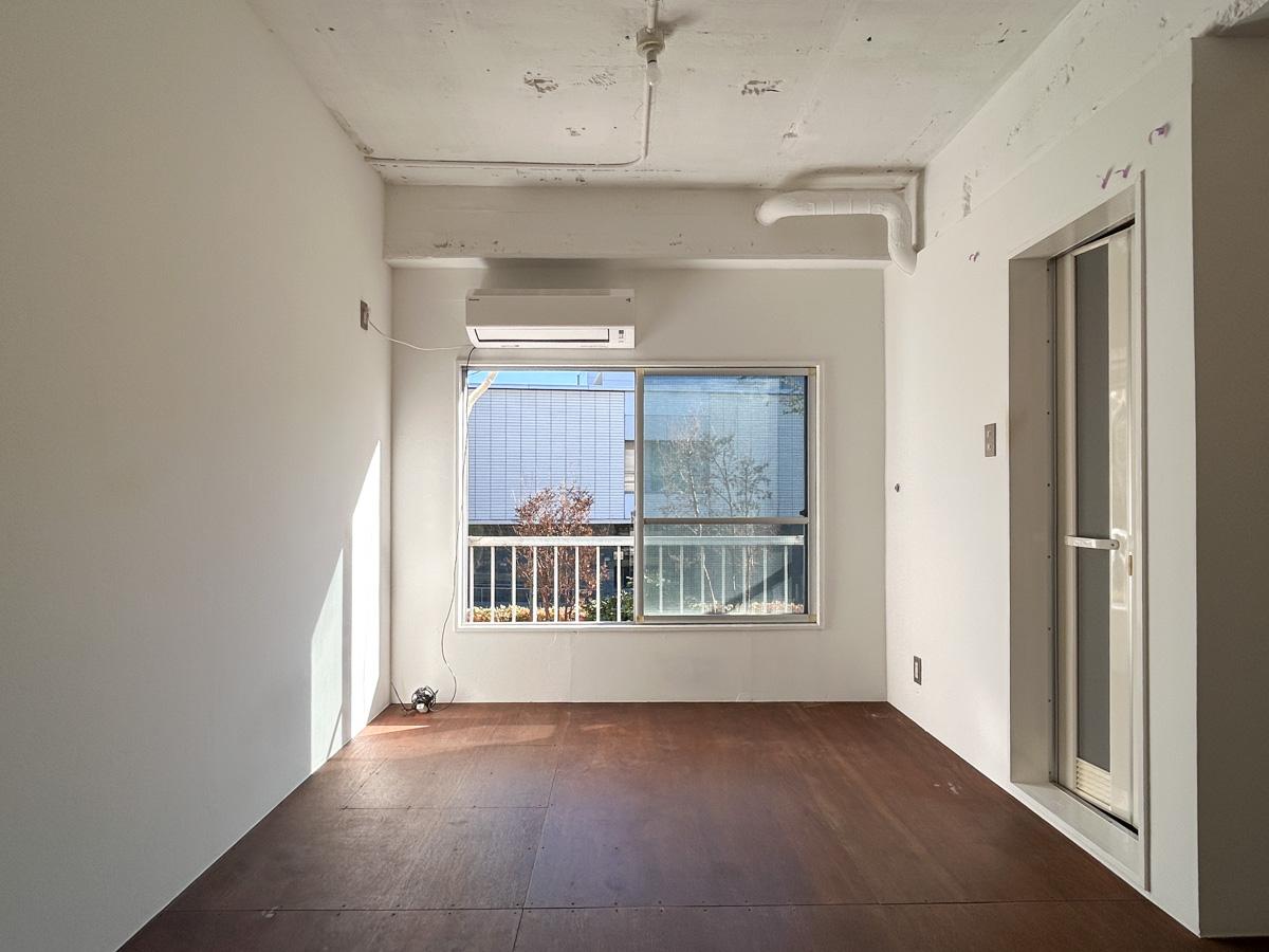 渋谷区鉢山町の賃貸物件/室内。大きめな窓がアイコニック。