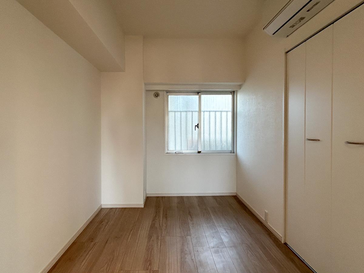 中央区月島の賃貸物件/寝室。こちらの部屋にもエアコンはついています。