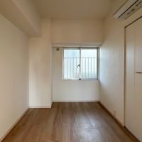 中央区月島の賃貸物件/寝室。こちらの部屋にもエアコンはついています。