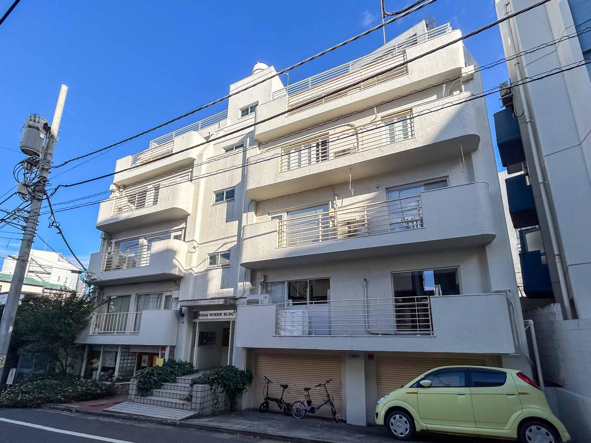 渋谷区恵比寿南の賃貸物件/外観。白く端正なレトロビル