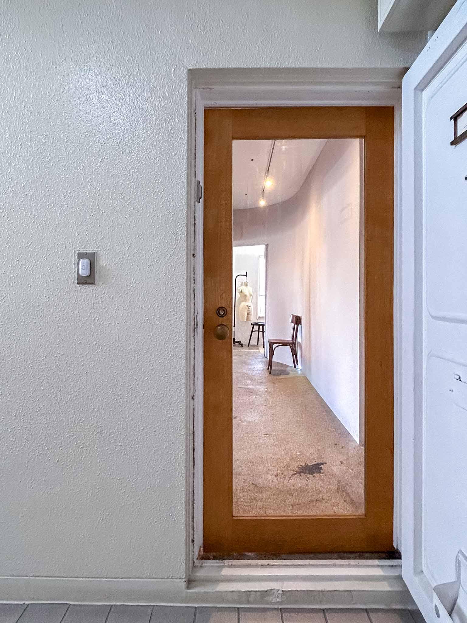 渋谷区恵比寿南の賃貸物件/オープン時は玄関扉は空けて、木製の框戸だけの状態に