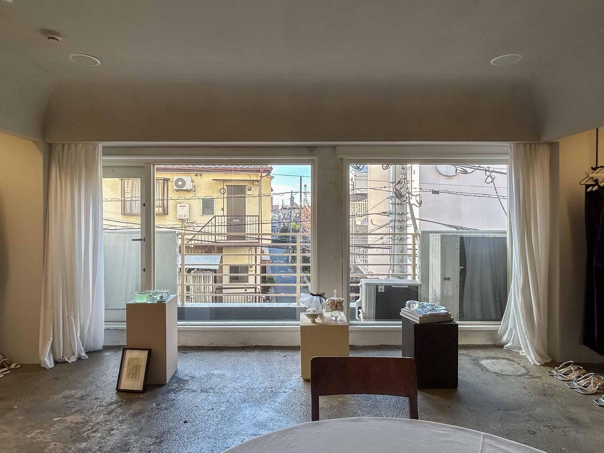 渋谷区恵比寿南の賃貸物件/大きなフィックス窓から光が差し込む室内