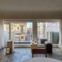 渋谷区恵比寿南の賃貸物件/大きなフィックス窓から光が差し込む室内