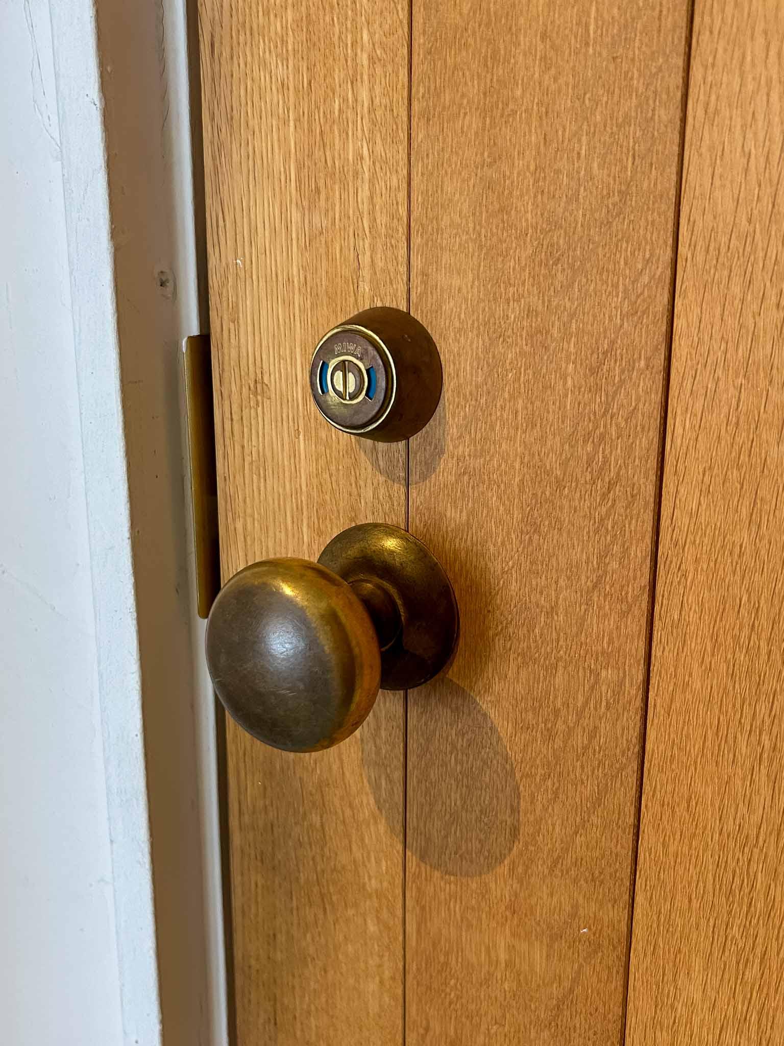 渋谷区恵比寿南の賃貸物件/建具は木製。レトロなノブもかわいい