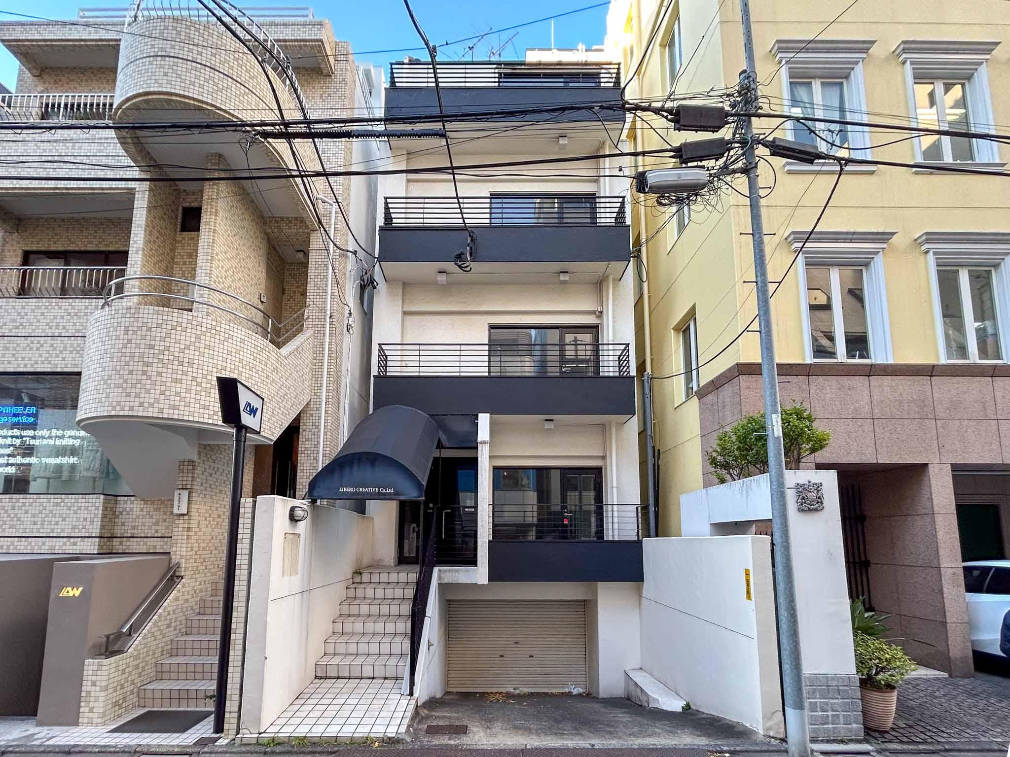 渋谷区千駄ヶ谷の賃貸物件/千駄ヶ谷小学校の交差点近くに立つレトロビル。白と黒のシンプルな外観