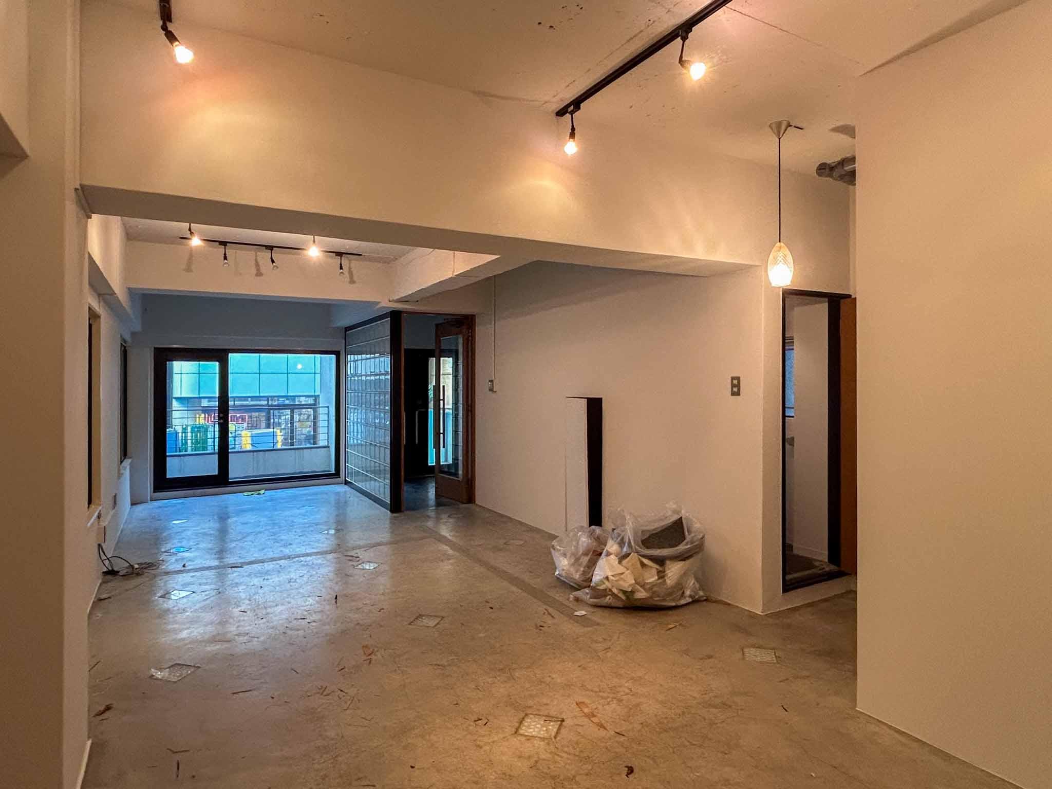 渋谷区千駄ヶ谷の賃貸物件/1階は白塗装の壁天井にモルタル床と、雰囲気よく改装されている