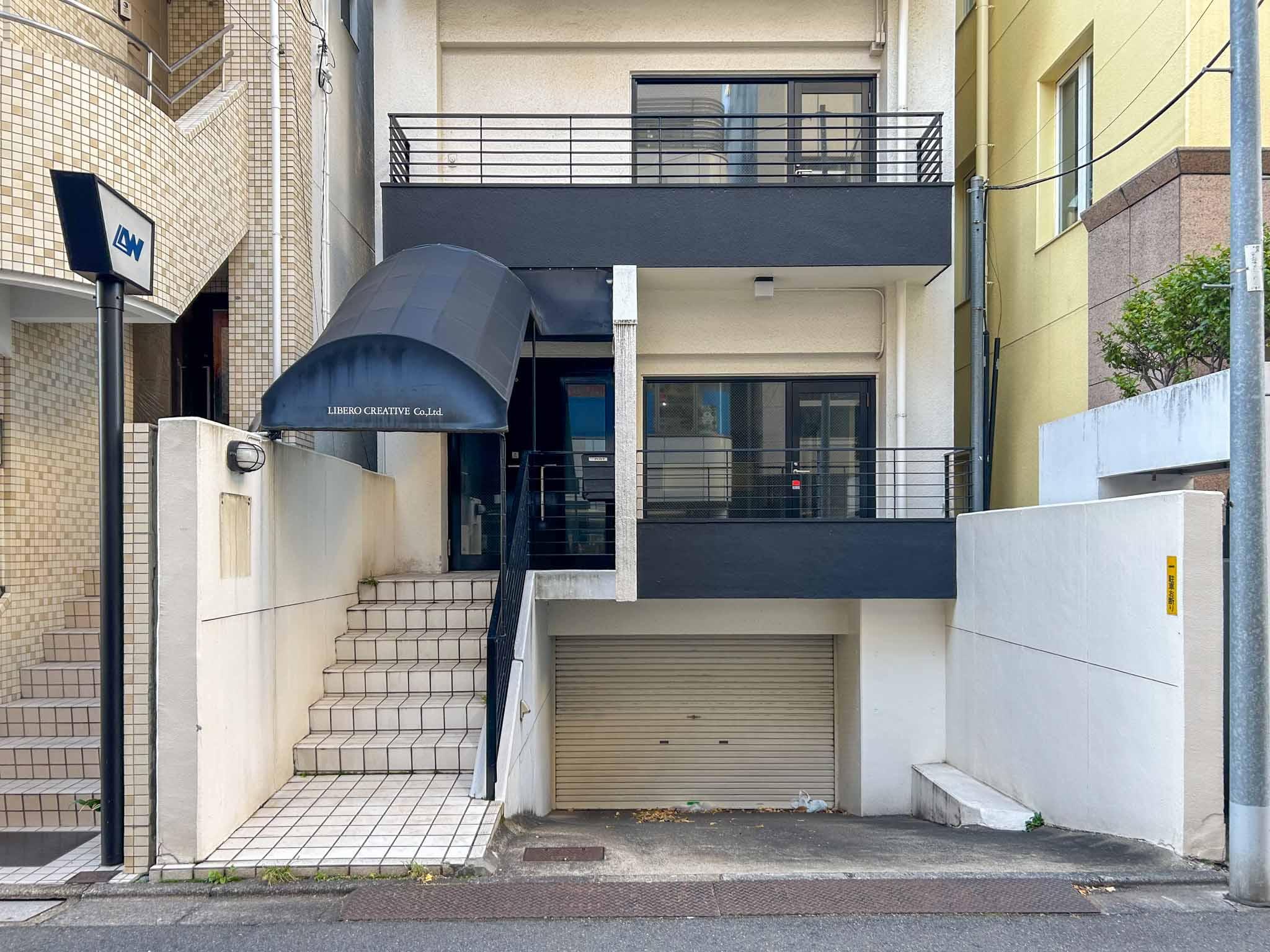 渋谷区千駄ヶ谷の賃貸物件/建物を正面からみる。ガレージは地下、道路より少し上がったところが1階