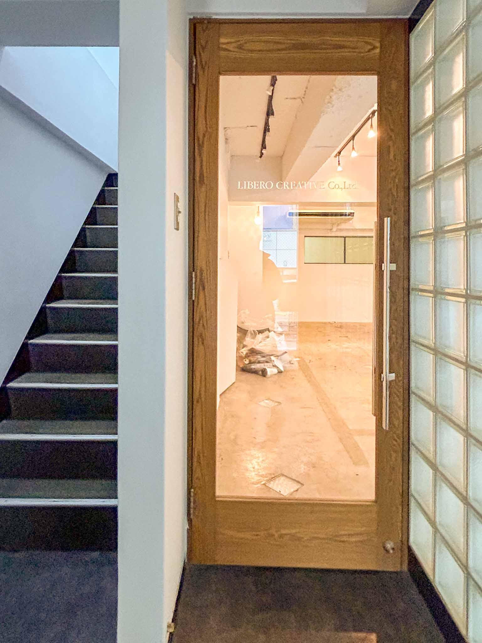 渋谷区千駄ヶ谷の賃貸物件/エントランスホール。1階の出入り口はガラス戸で、中が見えるようになっている