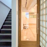 渋谷区千駄ヶ谷の賃貸物件/エントランスホール。1階の出入り口はガラス戸で、中が見えるようになっている