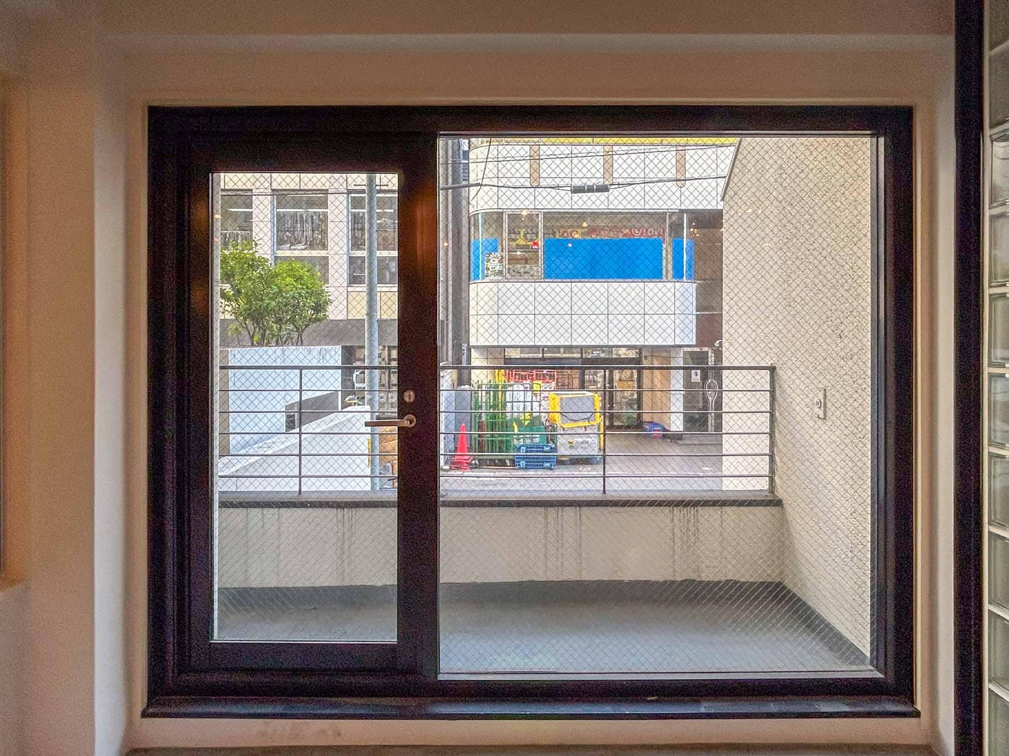 渋谷区千駄ヶ谷の賃貸物件/1階：大きいフィックス窓と開き戸。外からの視認性は良好
