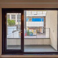 渋谷区千駄ヶ谷の賃貸物件/1階：大きいフィックス窓と開き戸。外からの視認性は良好