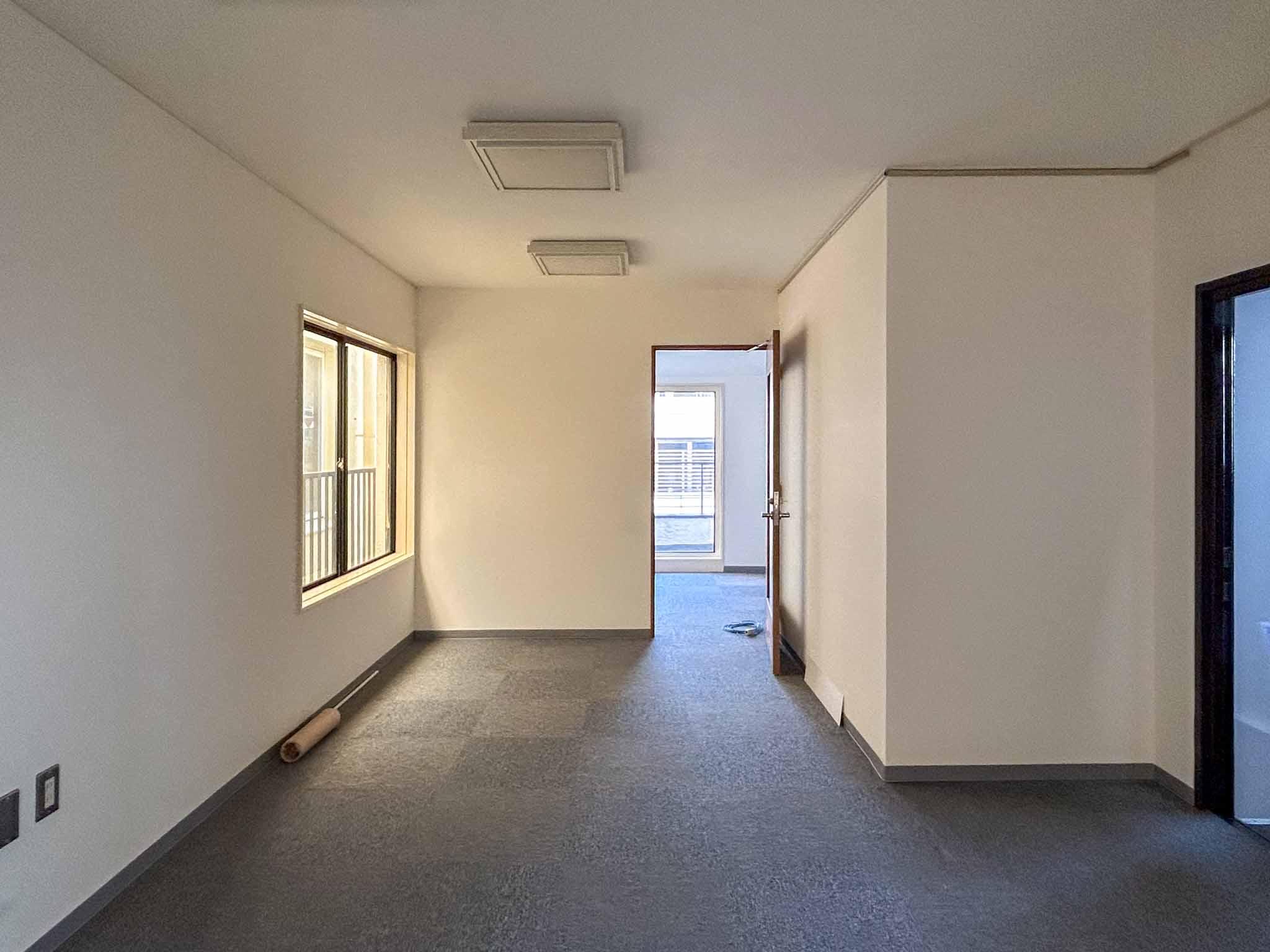 渋谷区千駄ヶ谷の賃貸物件/4階：南側をみる。間仕切壁で窓際のスペースとそれ以外で仕切られている