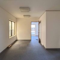 渋谷区千駄ヶ谷の賃貸物件/4階：南側をみる。間仕切壁で窓際のスペースとそれ以外で仕切られている