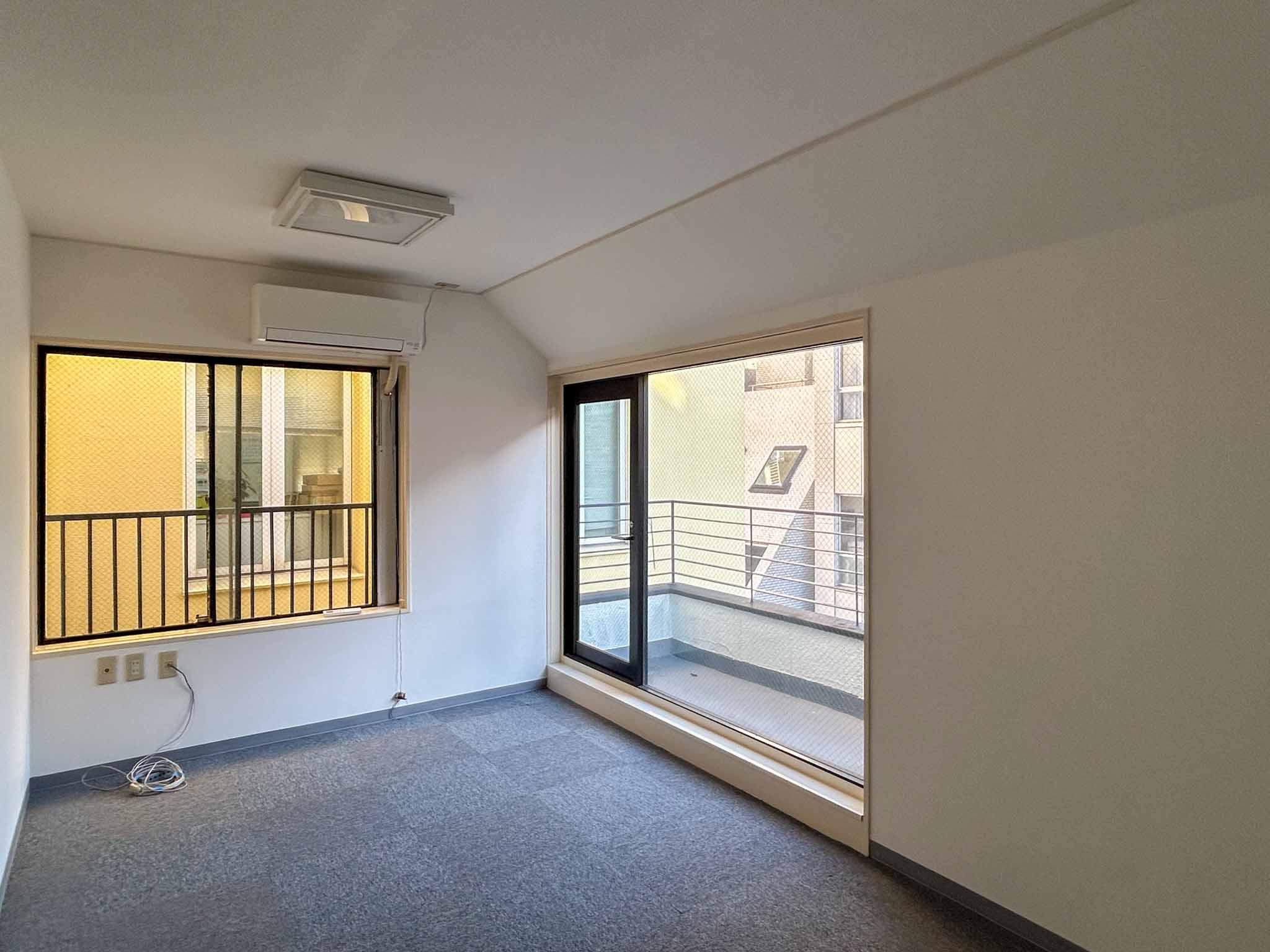 渋谷区千駄ヶ谷の賃貸物件/4階：窓際のスペース