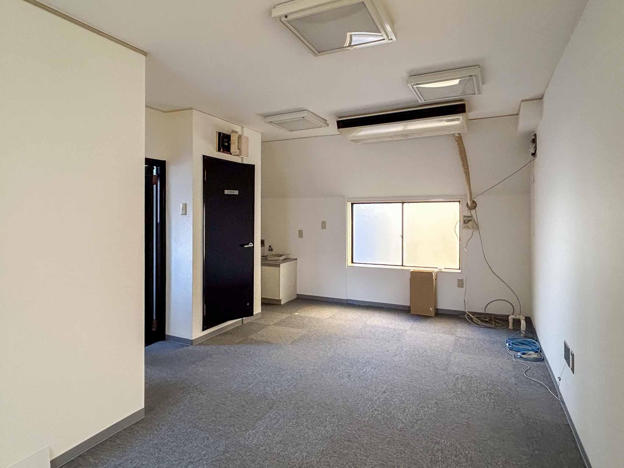 渋谷区千駄ヶ谷の賃貸物件/4階：北側をみる。それぞれの部屋にエアコンはついています