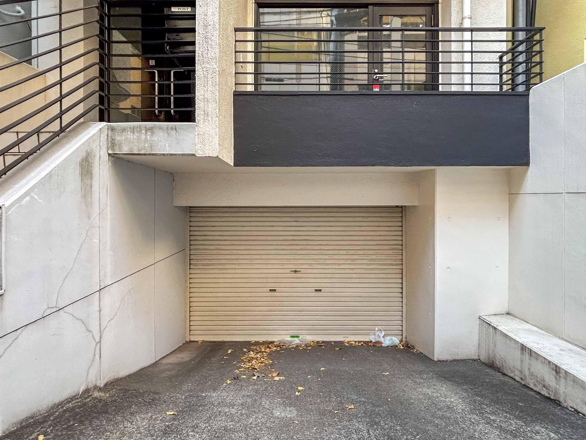 渋谷区千駄ヶ谷の賃貸物件/駐車場は地下。入り口の高さが2mほどしかないため、背の高い車は入りません