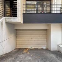 渋谷区千駄ヶ谷の賃貸物件/駐車場は地下。入り口の高さが2mほどしかないため、背の高い車は入りません