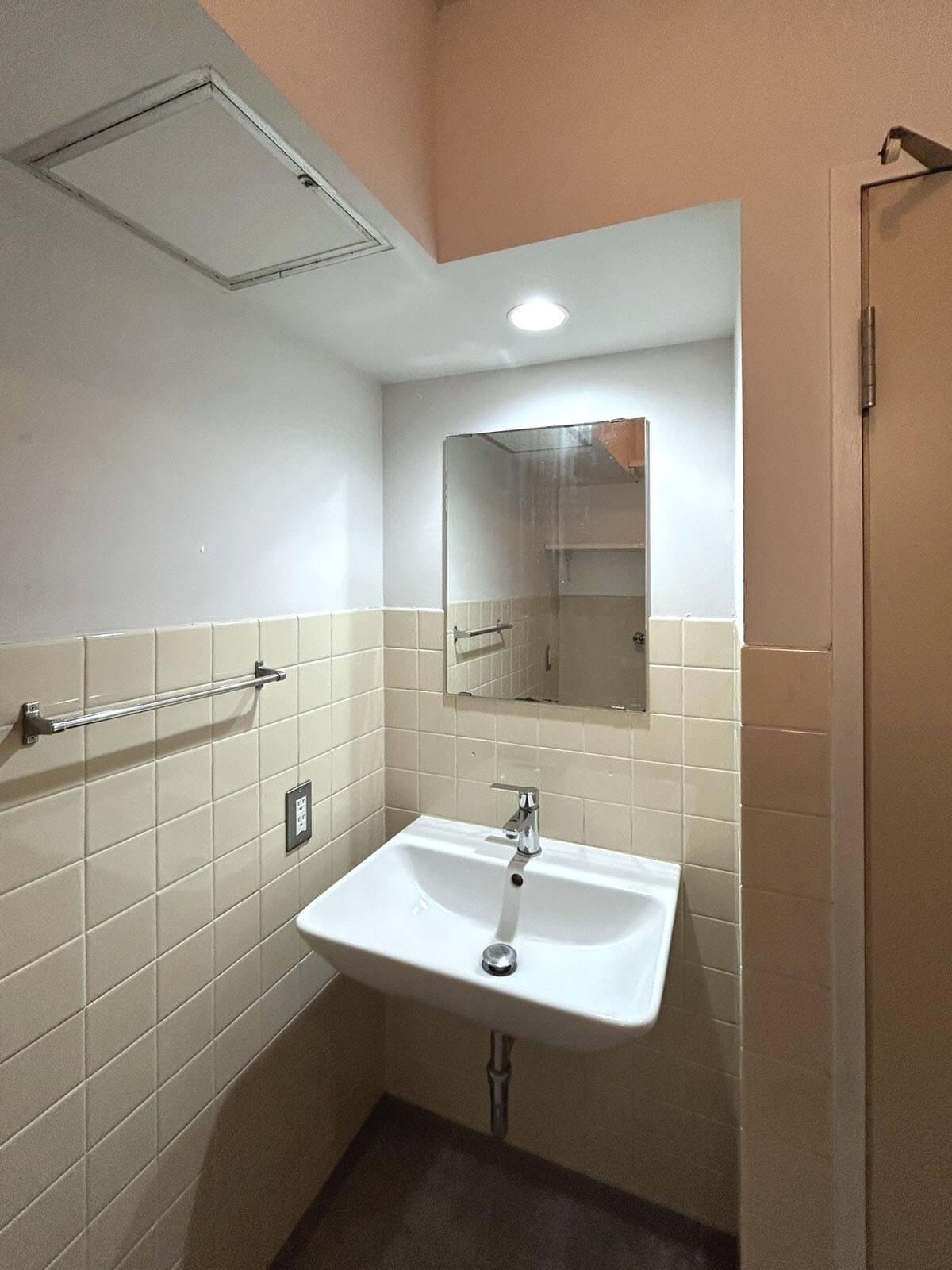 大田区大森中の賃貸物件/レトロなタイル張りを生かした洗面所