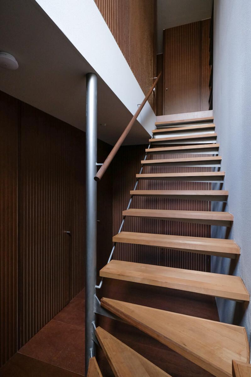 神奈川県横浜市港北区菊名の売買物件/玄関から2階を見上げる