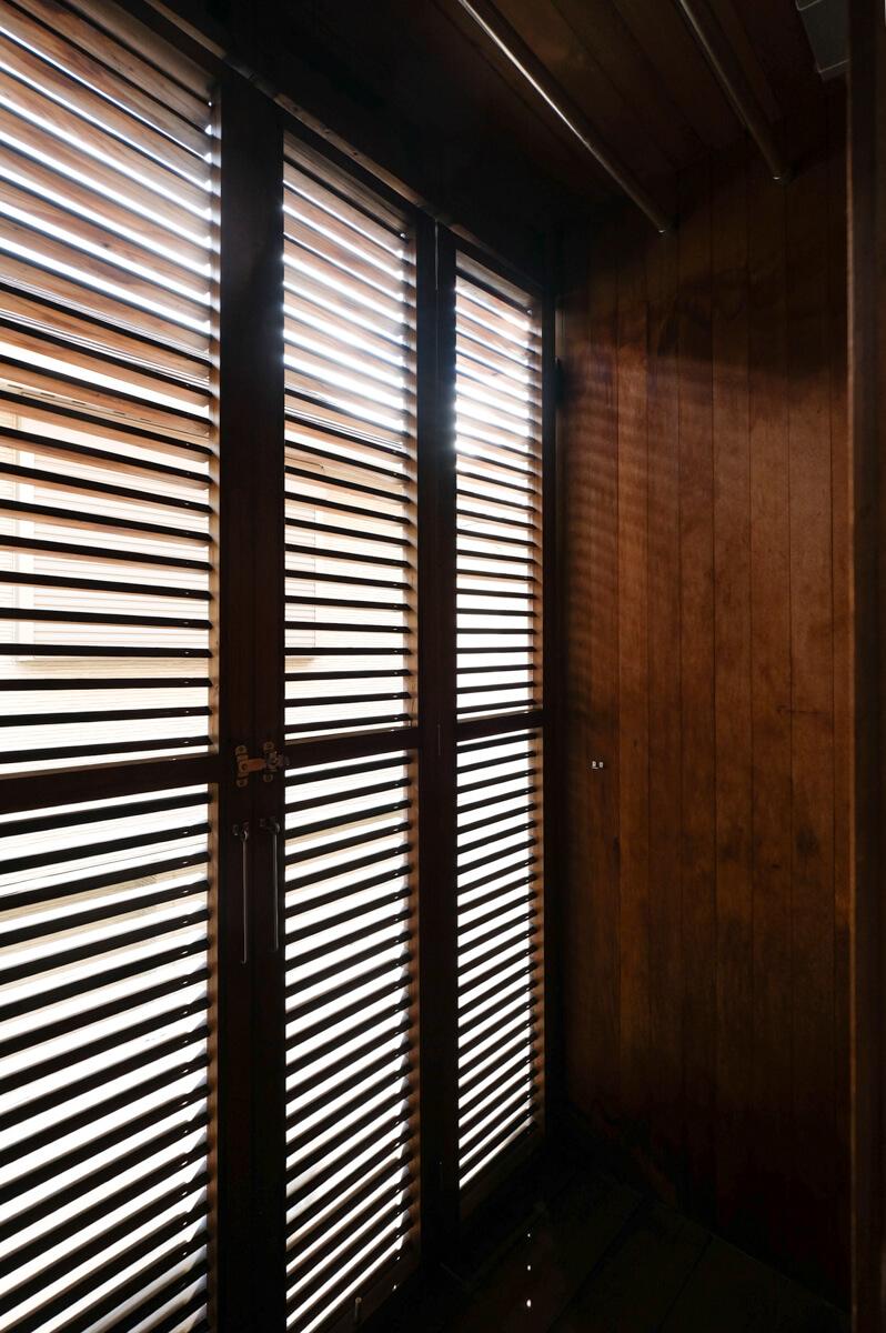 神奈川県横浜市港北区菊名の売買物件/1階洗面室奥のサンルームのようなスペース。ルーバーシャッターを開けるとすぐに外（南東向き）なので、風を取り込み洗濯物が乾かせる