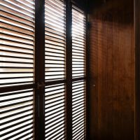 神奈川県横浜市港北区菊名の売買物件/1階洗面室奥のサンルームのようなスペース。ルーバーシャッターを開けるとすぐに外（南東向き）なので、風を取り込み洗濯物が乾かせる