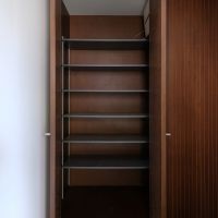 神奈川県横浜市港北区菊名の売買物件/玄関前：靴棚の中はこんな感じ