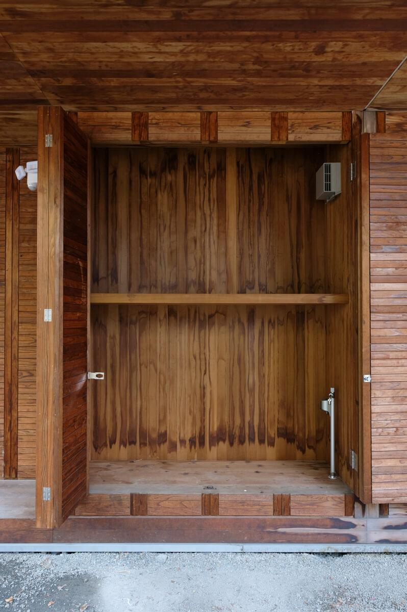 神奈川県横浜市港北区菊名の売買物件/外部収納：上下段が分かれていて、小物も収納できる。また電源が取られているのでEV自動車も充電可能（施錠可能）