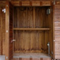 神奈川県横浜市港北区菊名の売買物件/外部収納：上下段が分かれていて、小物も収納できる。また電源が取られているのでEV自動車も充電可能（施錠可能）