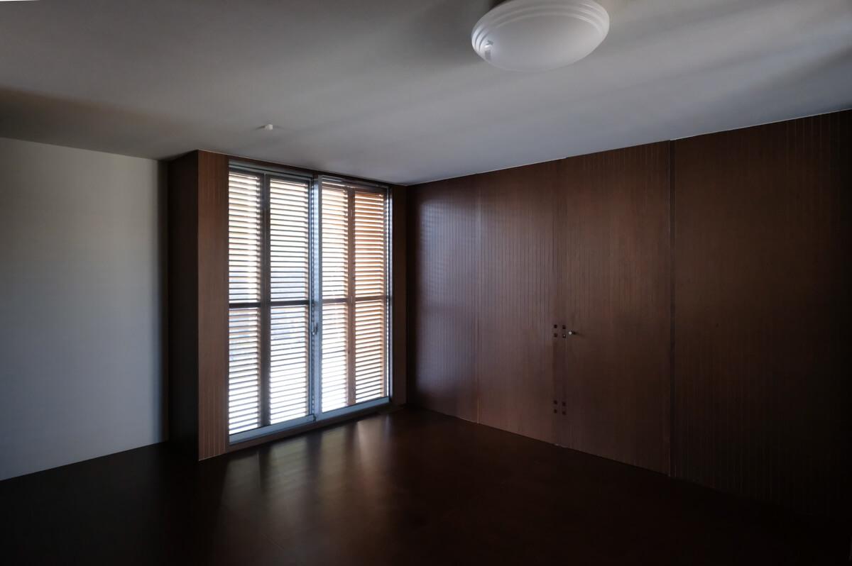 神奈川県横浜市港北区菊名の売買物件/2階南西側洋室：ダークトーンな床材と建具が相まって、陰影が美しい内装