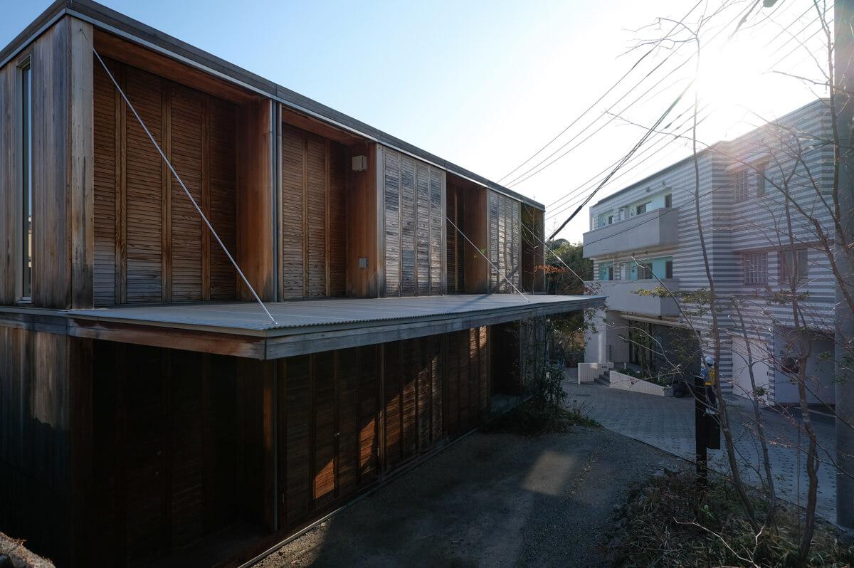 神奈川県横浜市港北区菊名の売買物件/印象的な庇兼駐車場屋根