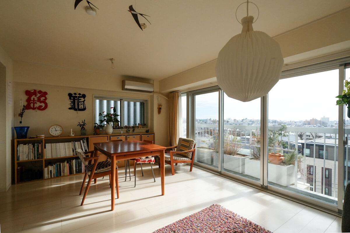 目黒区東が丘の売買物件/LD：室内からでも眺望が楽しめるワイドな窓サッシ