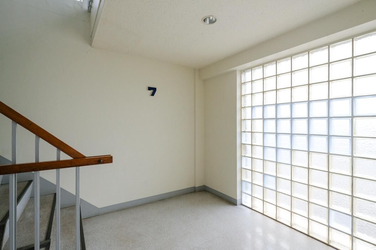 目黒区東が丘の売買物件/7の字体、ガラスブロックが素敵な共用部