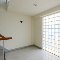目黒区東が丘の売買物件/7の字体、ガラスブロックが素敵な共用部