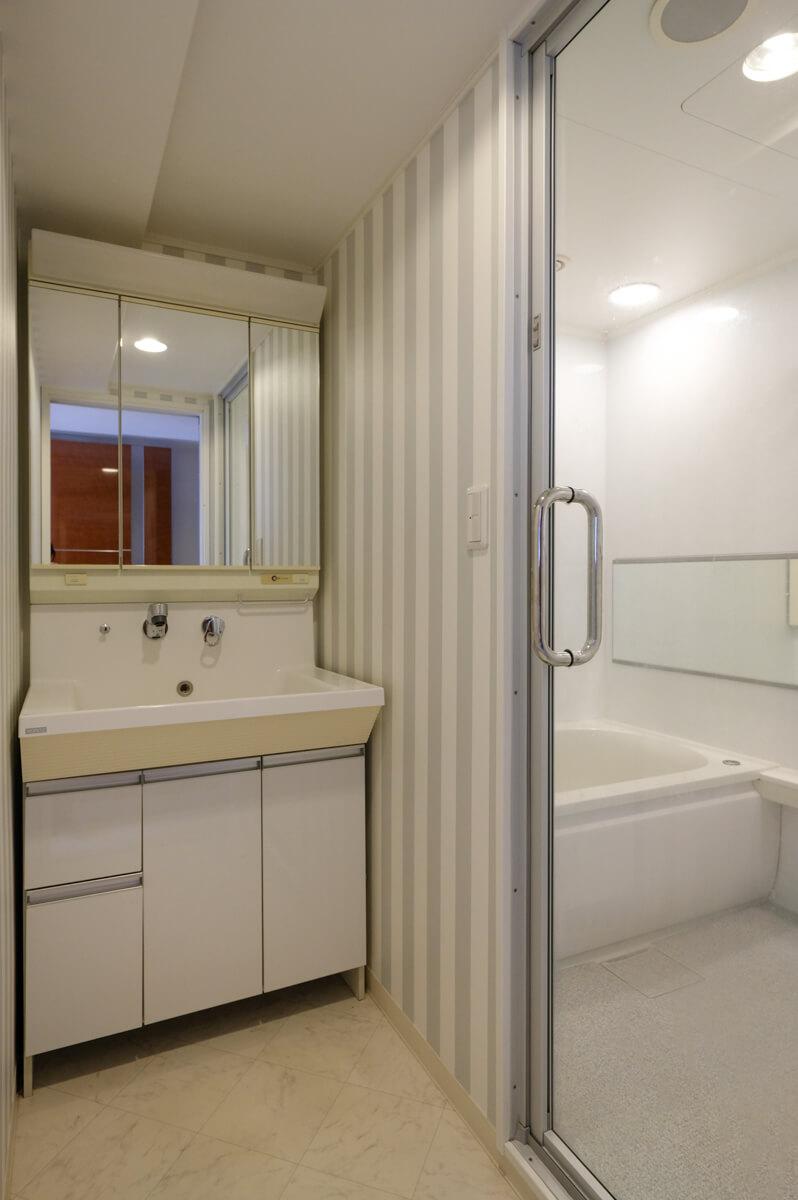 目黒区東が丘の売買物件/洗面台と浴室