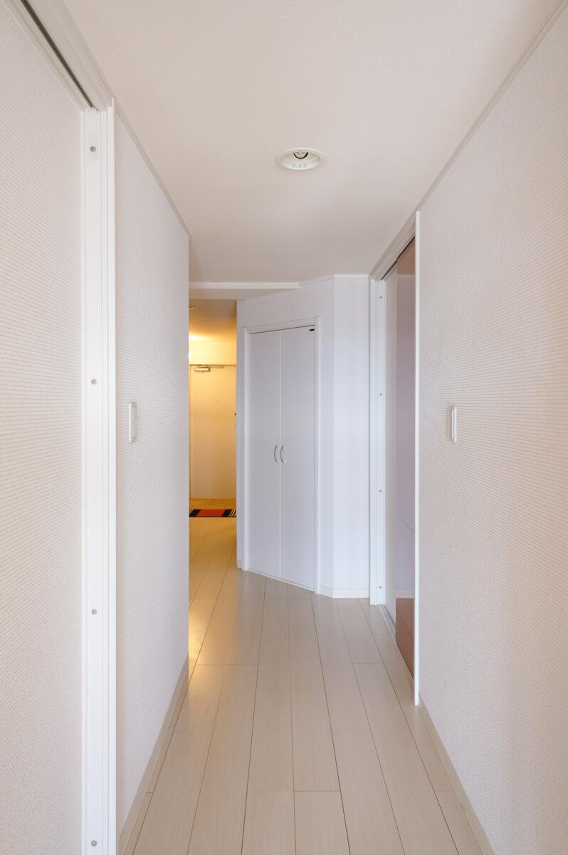 目黒区東が丘の売買物件/廊下の途中にはちょっとした物入れが