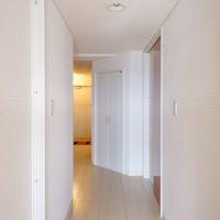 目黒区東が丘の売買物件/廊下の途中にはちょっとした物入れが