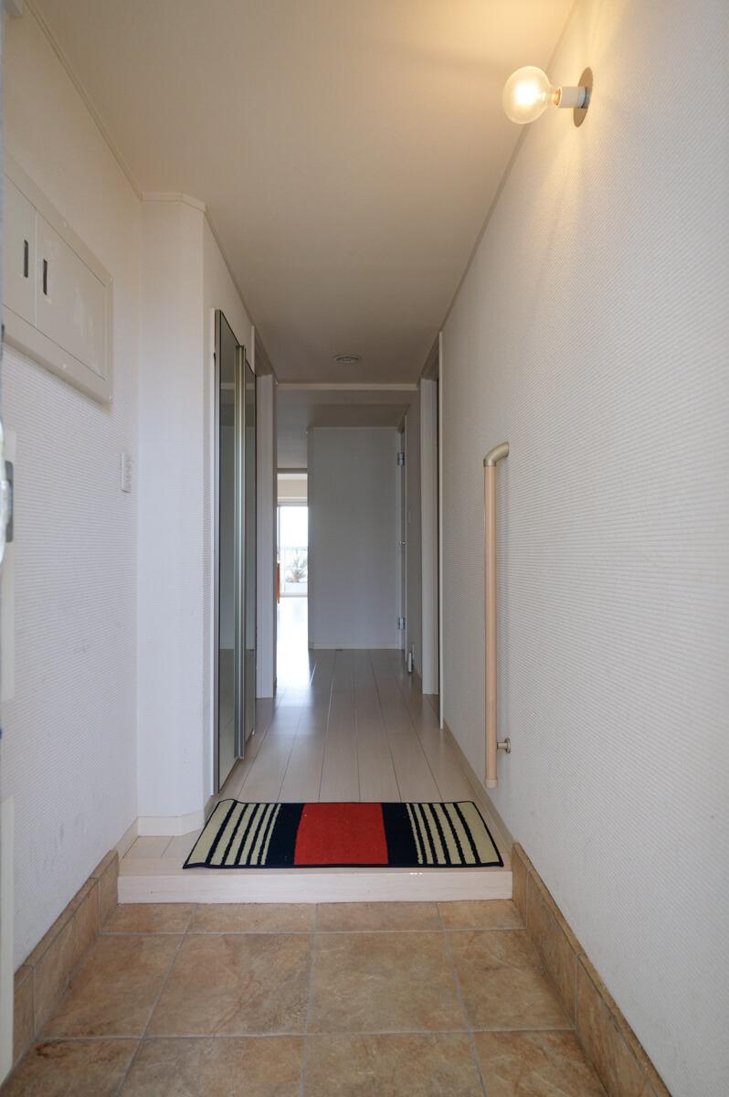 目黒区東が丘の売買物件/玄関からのアングル。通常よりも広い廊下