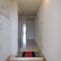 目黒区東が丘の売買物件/玄関からのアングル。通常よりも広い廊下