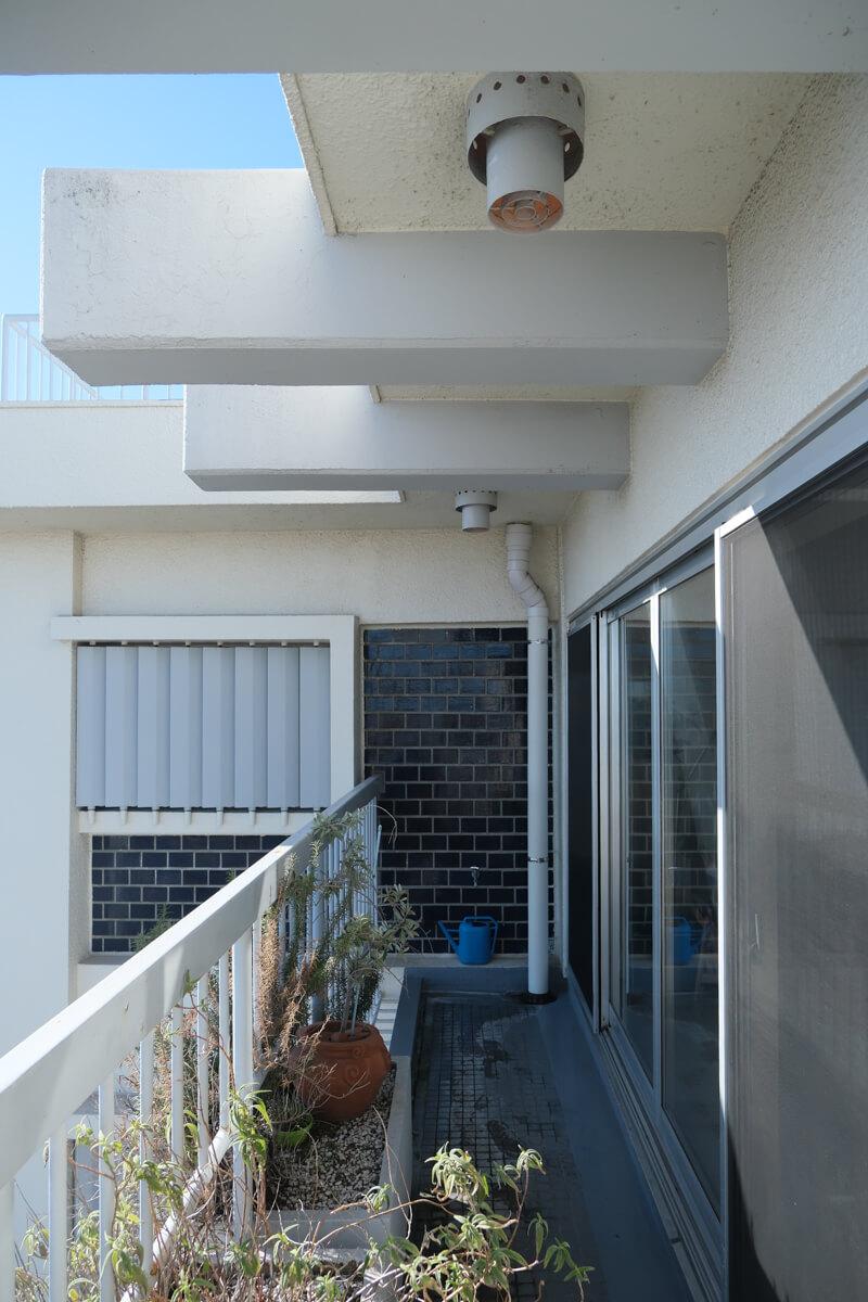 目黒区東が丘の売買物件/照明や軒、窓サッシのハネなど、オリジナルのデザインが目をひきます